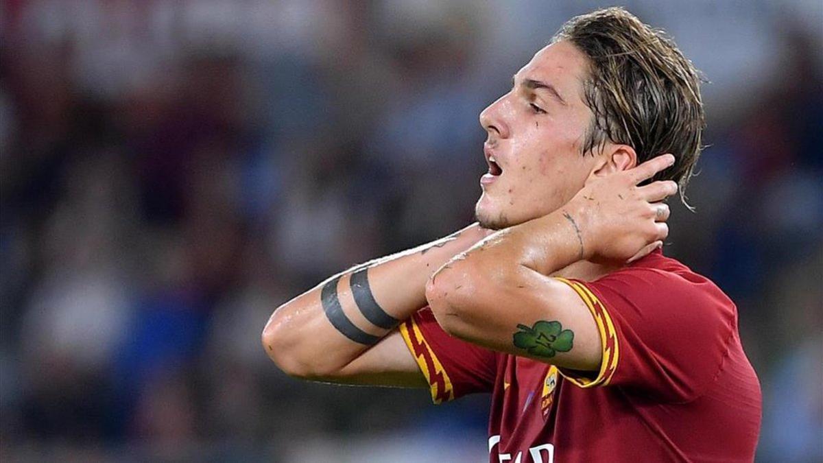 Zaniolo lamentándose tras una oportunidad fallida