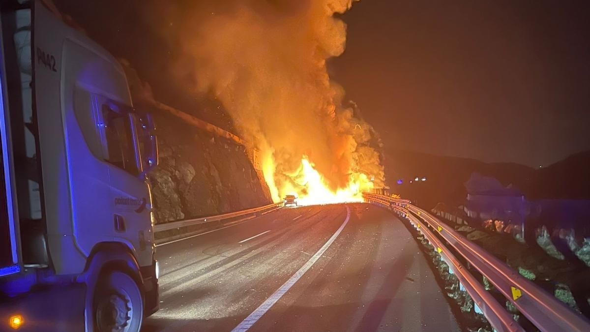 Espectacular incendi d'un camió en un accident a la Jonquera