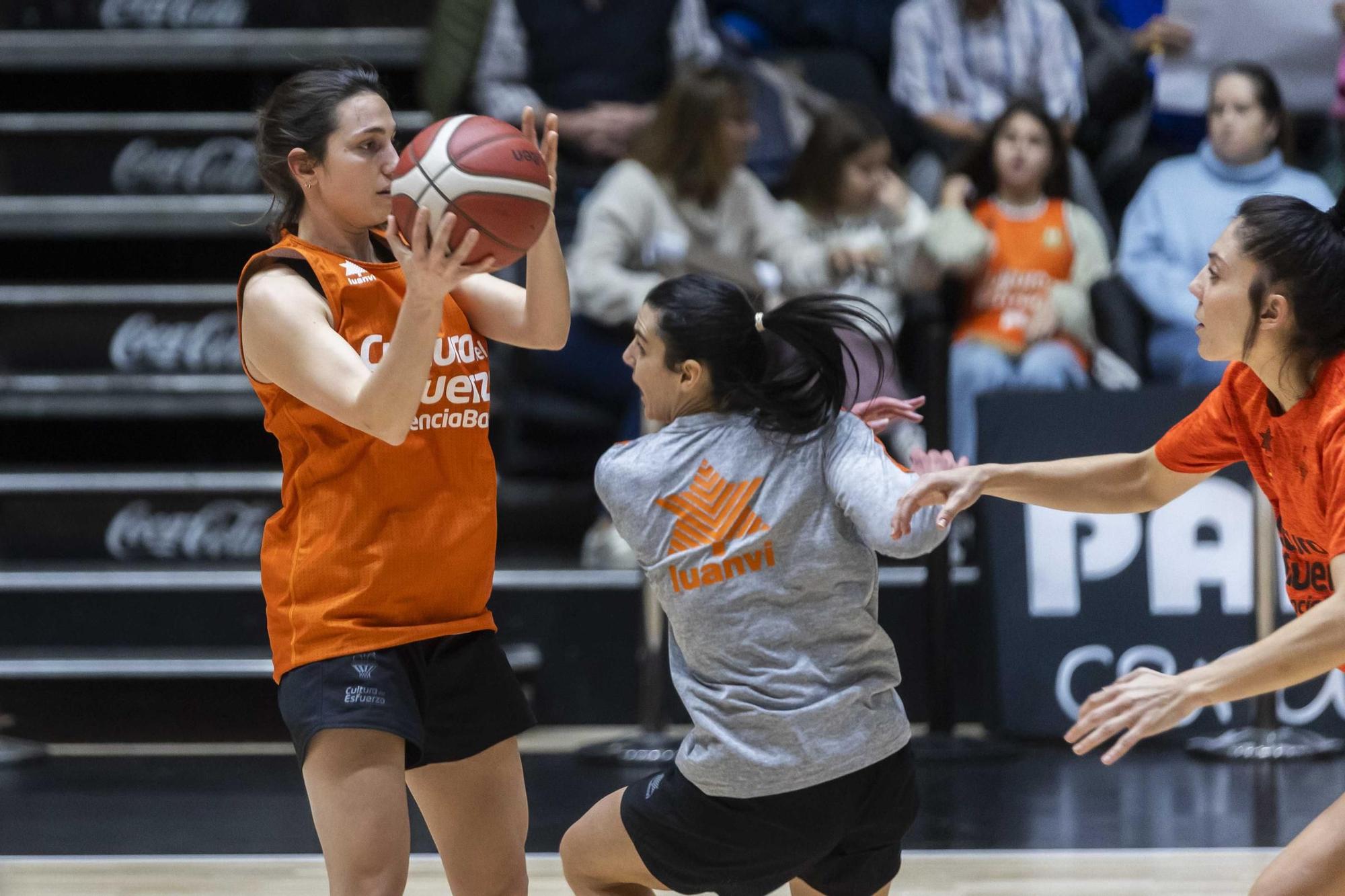 Entrenamiento abierto con la afición de Valencia Basket