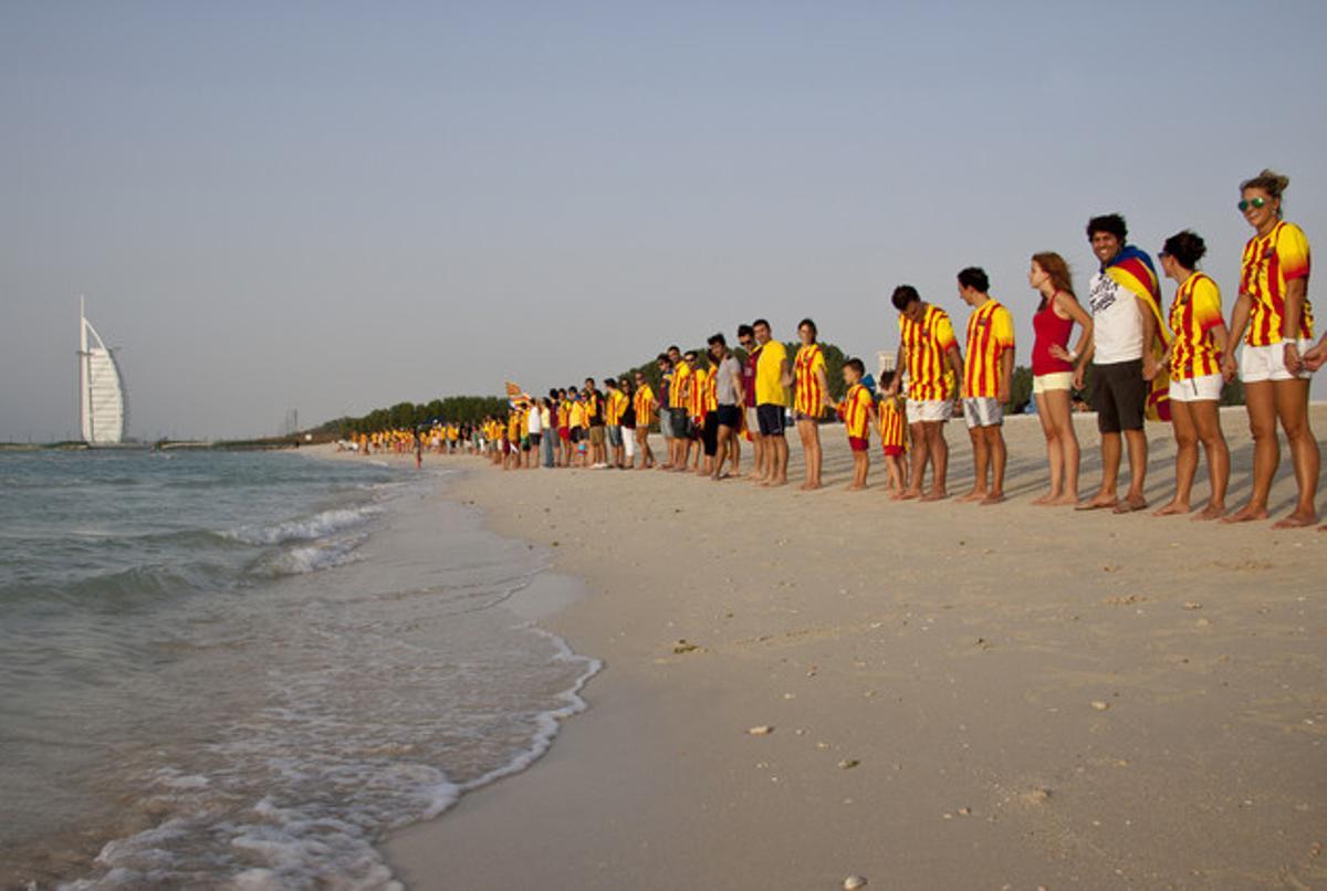 S’han concentrat 100 persones a la platja de la ciutat per recolzar la Via Catalana.