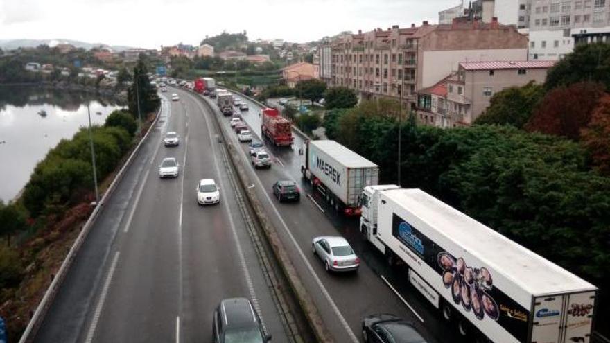 Tres heridos en un accidente en la AP-9 sobre el puente de la Ría en Pontevedra