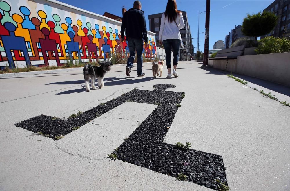 La maleza invade el mural de Nelson Villalobos en Martínez Garrido