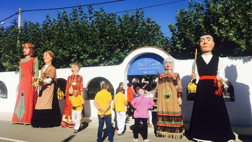 Los Gigantes de Camarzana, a la entrada del recinto donde se celebra hoy el Día de la Provincia de Zamora