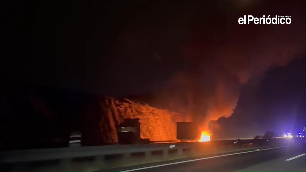 Video | Arde un camión en la A-66 cerca de Cáceres