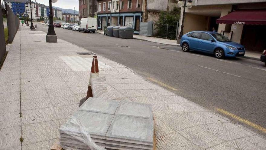 La calle La Unión, con las baldosas que se colocarán en las zonas de las que se retiraron los árboles.