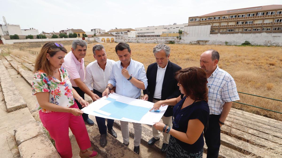 Autoridades municipales, técnicas de Urbanismo y representantes vecinales observan el plano de la remodelación del estadio de San Eulogio.