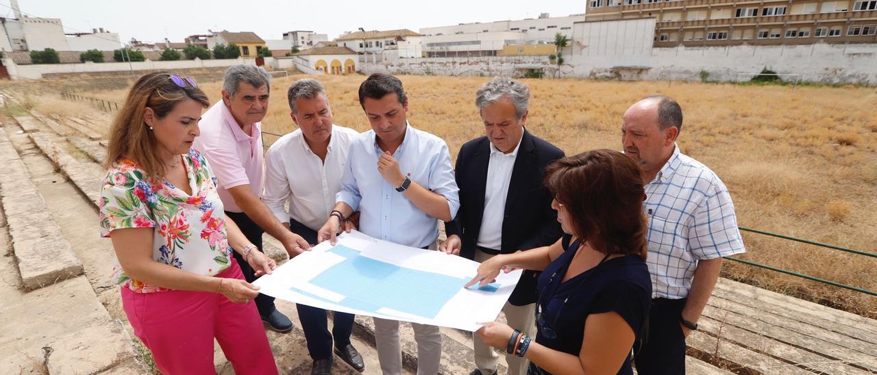 Autoridades municipales, técnicas de Urbanismo y representantes vecinales observan el plano de la remodelación del estadio de San Eulogio.