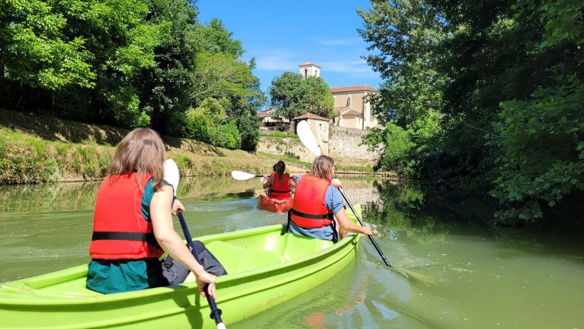 Una familia practica piragüismo en el río Gers