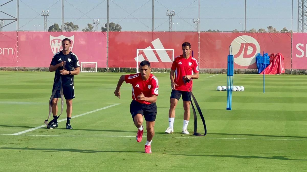 Alexis Sánchez y Azpilicueta en un entrenamiento del Sevilla a las órdenes de Guido Bonini, preparador físico de Almeyda