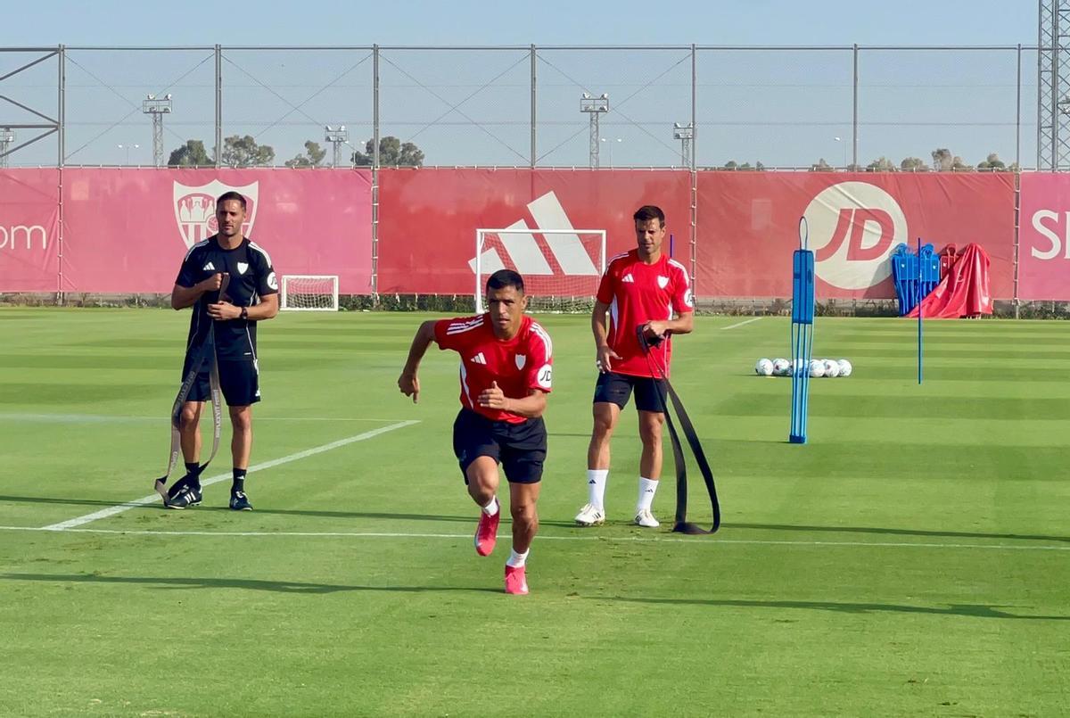 Alexis Sánchez y Azpilicueta en un entrenamiento del Sevilla a las órdenes de Guido Bonini, preparador físico de Almeyda