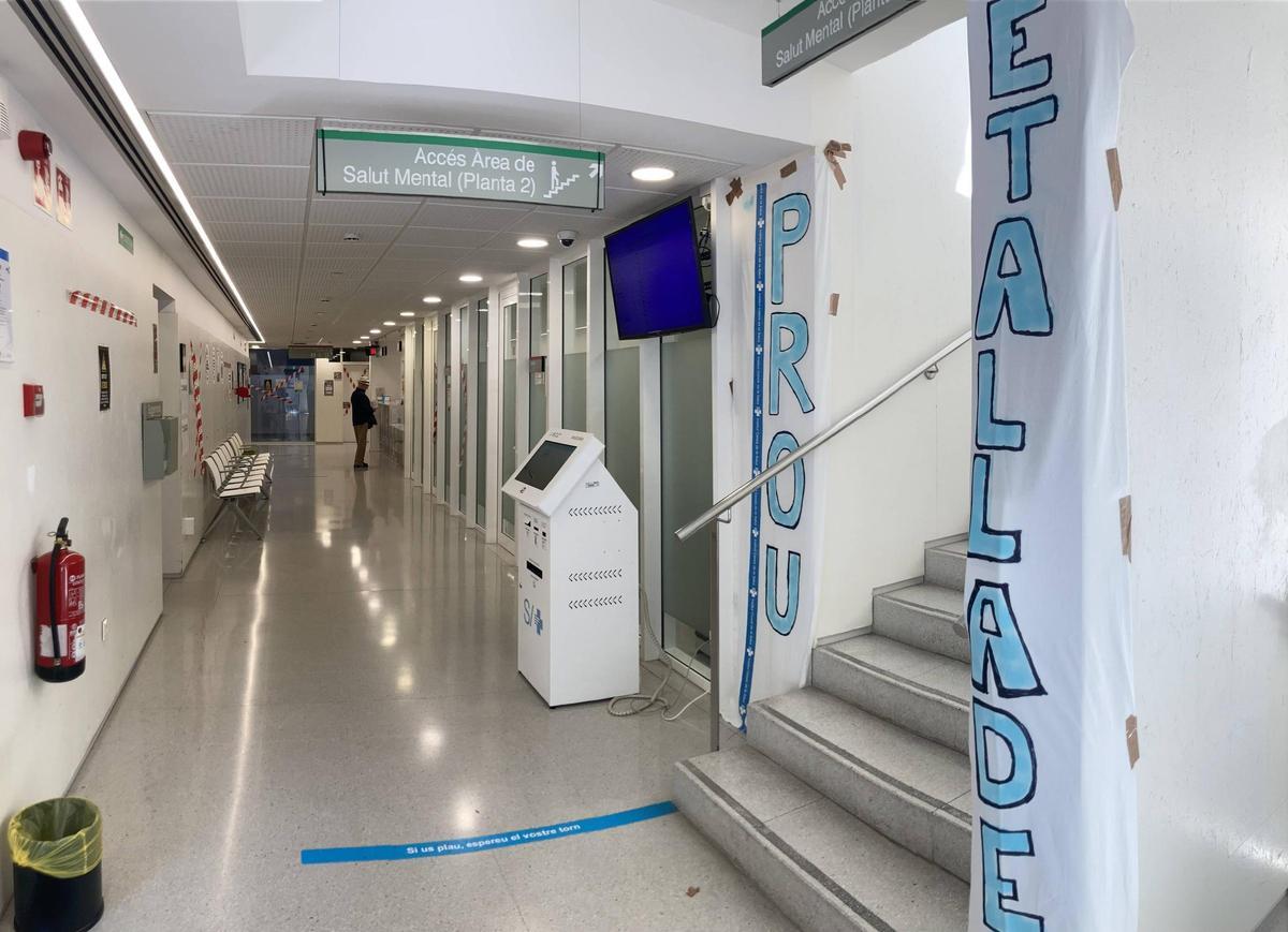 Carteles de protesta en el CAP Vila de Gràcia por los recortes de verano, este jueves.