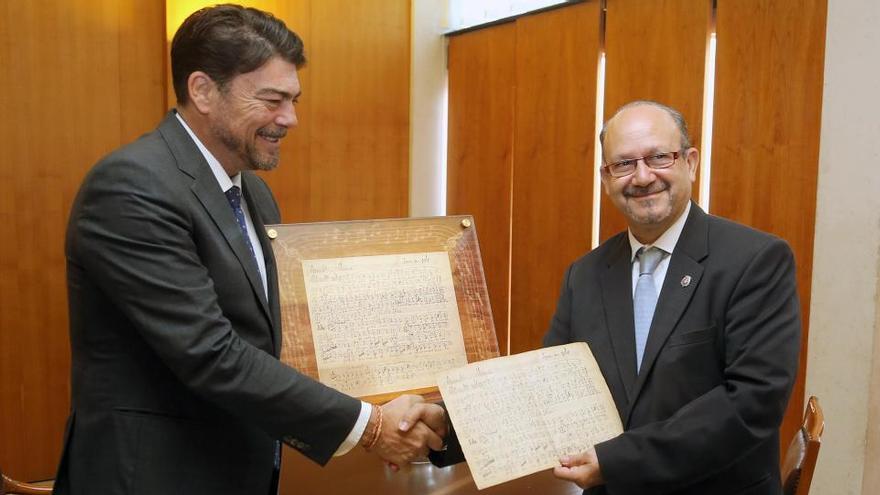Latorre entrega a Barcala la copia manuscrita del Himno de Alicante que compuso su bisabuelo