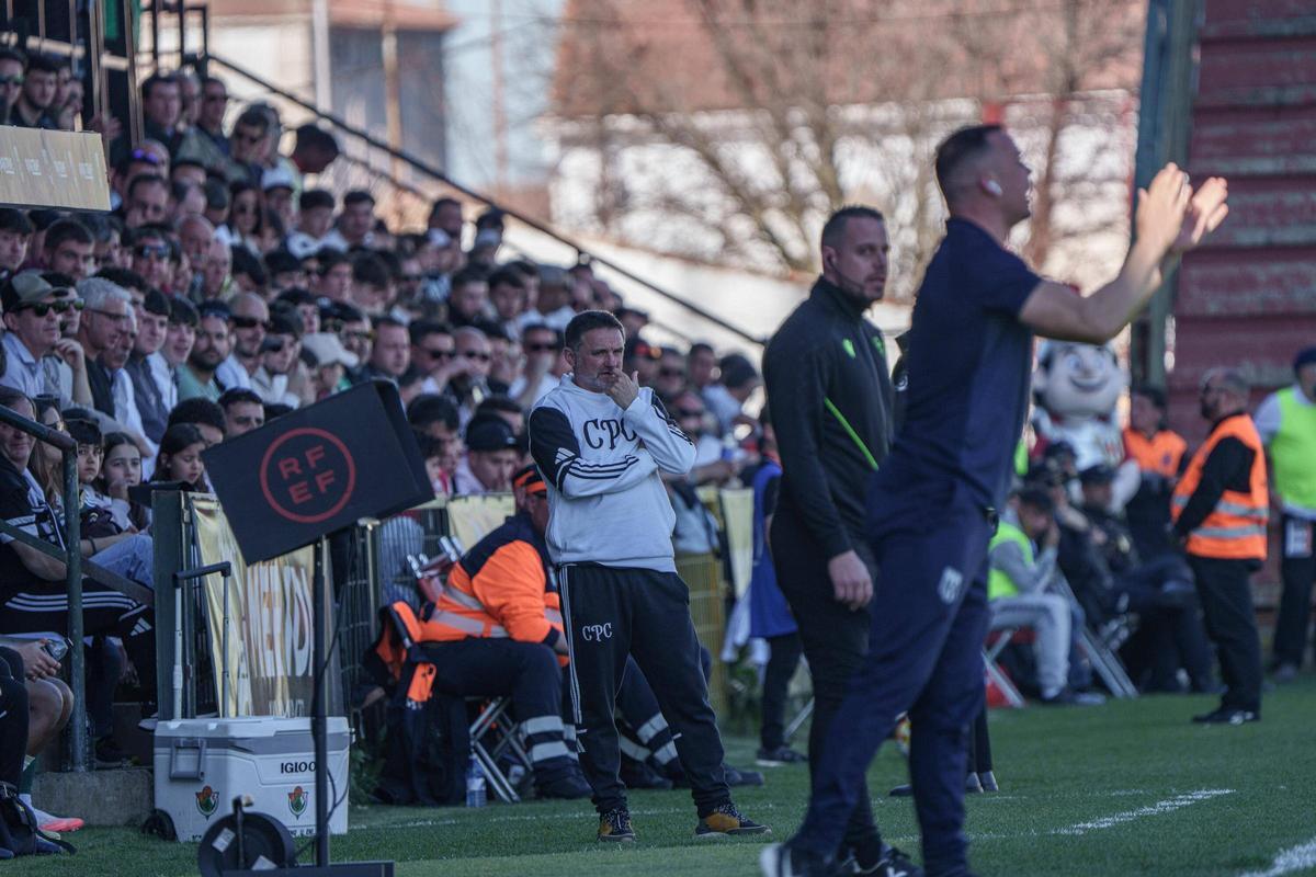 Julio Cobos, entrenador del Cacereño, en el derbi ante el Mérida en el Romano.