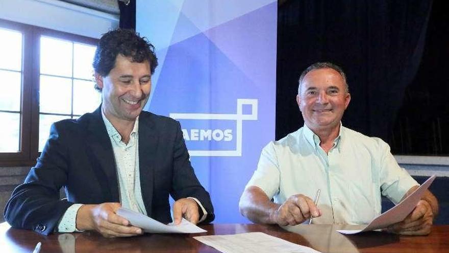 Castro y Barciela, durante la firma del convenio en el Pazo. // A.H.