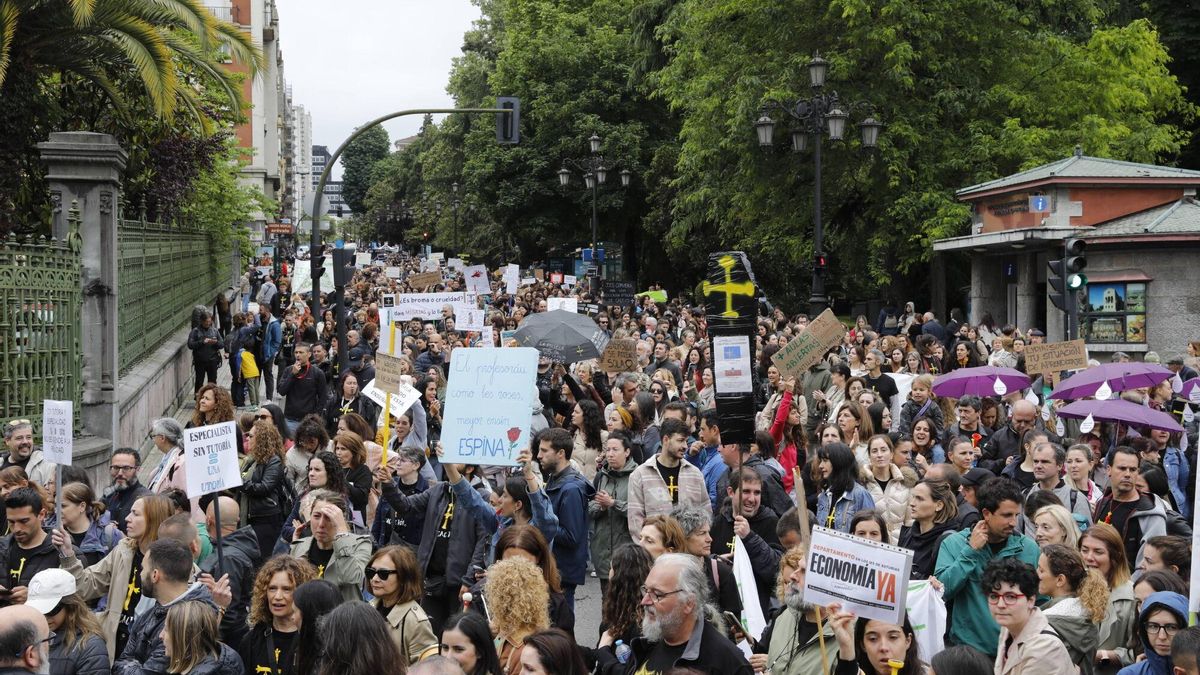 Docentes, en una manifestación por las calles de Oviedo. |