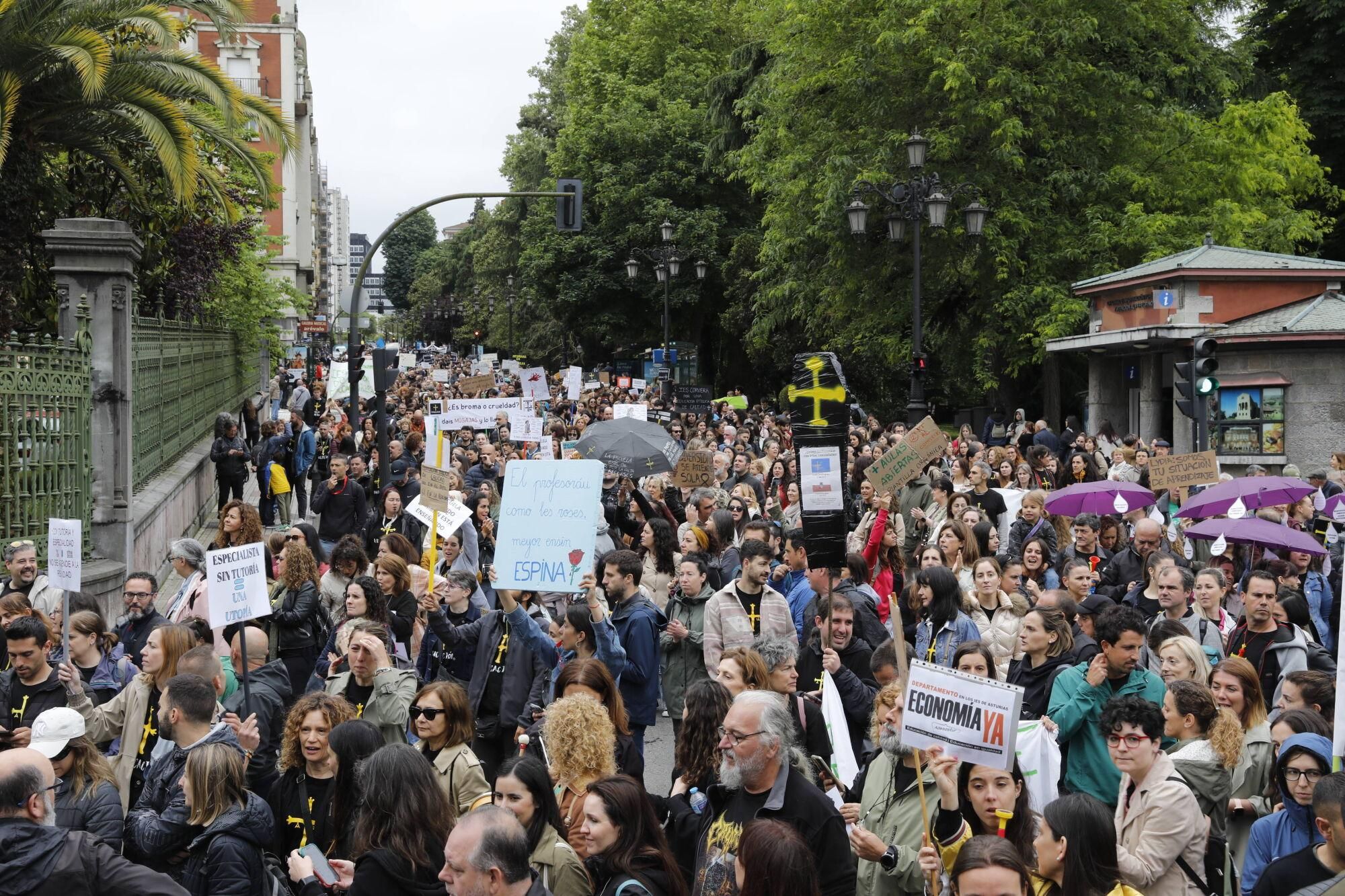 EN IMÁGENES: Nueva manifestación masiva de los docentes, que acabó en la Junta General 