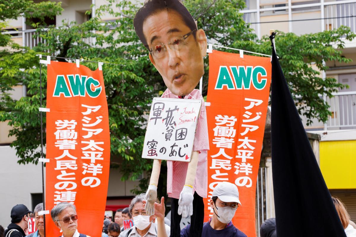 Los líderes del G7 visitan el Memorial Park para las víctimas de la bomba atómica en Hiroshima, entre protestas