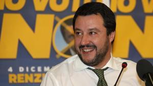 Matteo Salvini sonríe durante una rueda de prensa en la sede de su partido, la Liga Norte, en Milán, este domingo.