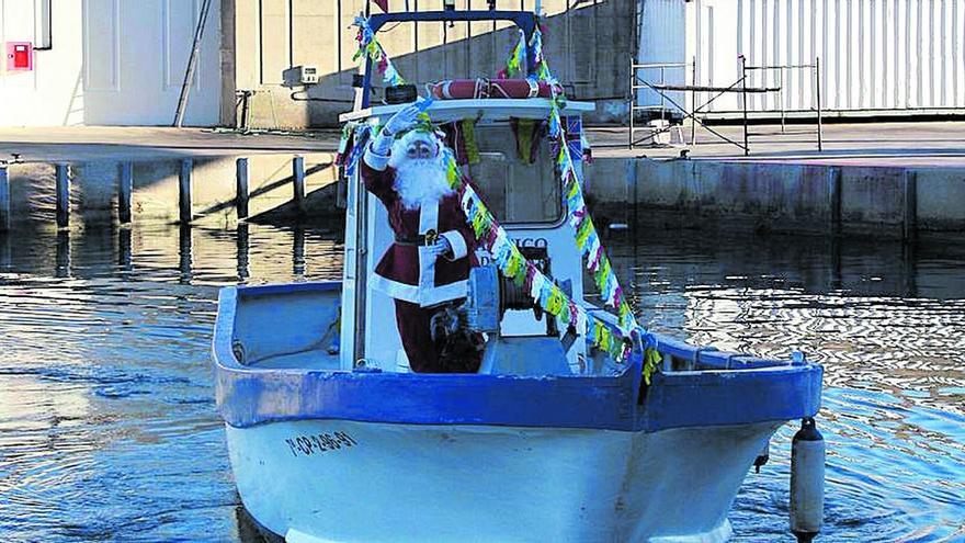 Los más pequeños reciben a Santa Claus en el Puerto.