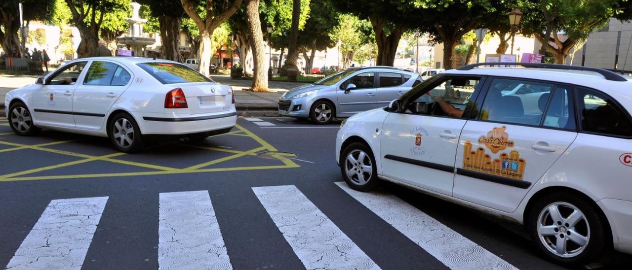 Unos taxis junto a la plaza del Adelantado.