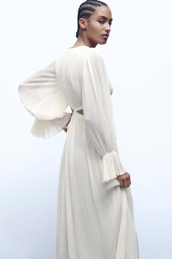 Detalle de la espalda del vestido plisado 'cut out', de Zara