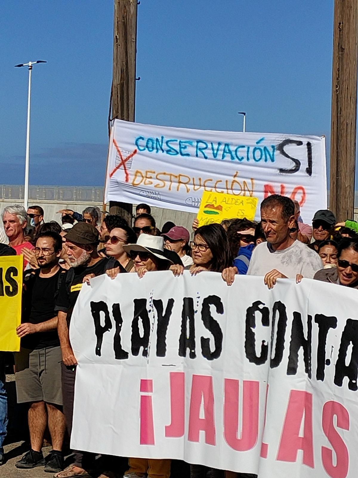 Manifestación en La Aldea de San Nicolás en contra de las jaulas marinas