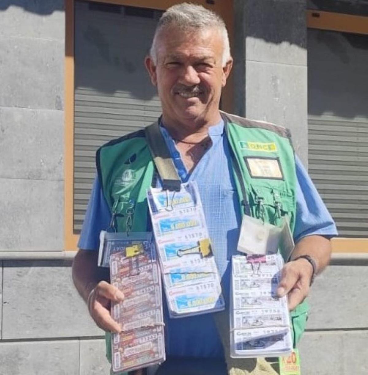 Ramón Martín Reina, agente vendedor de la ONCE desde abril de 2008, fue quien entregó el premio de 1.500.000 euros