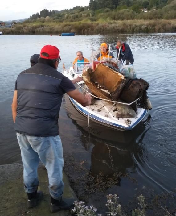 Betanzos retira basura de la ría con su Eco-Regata