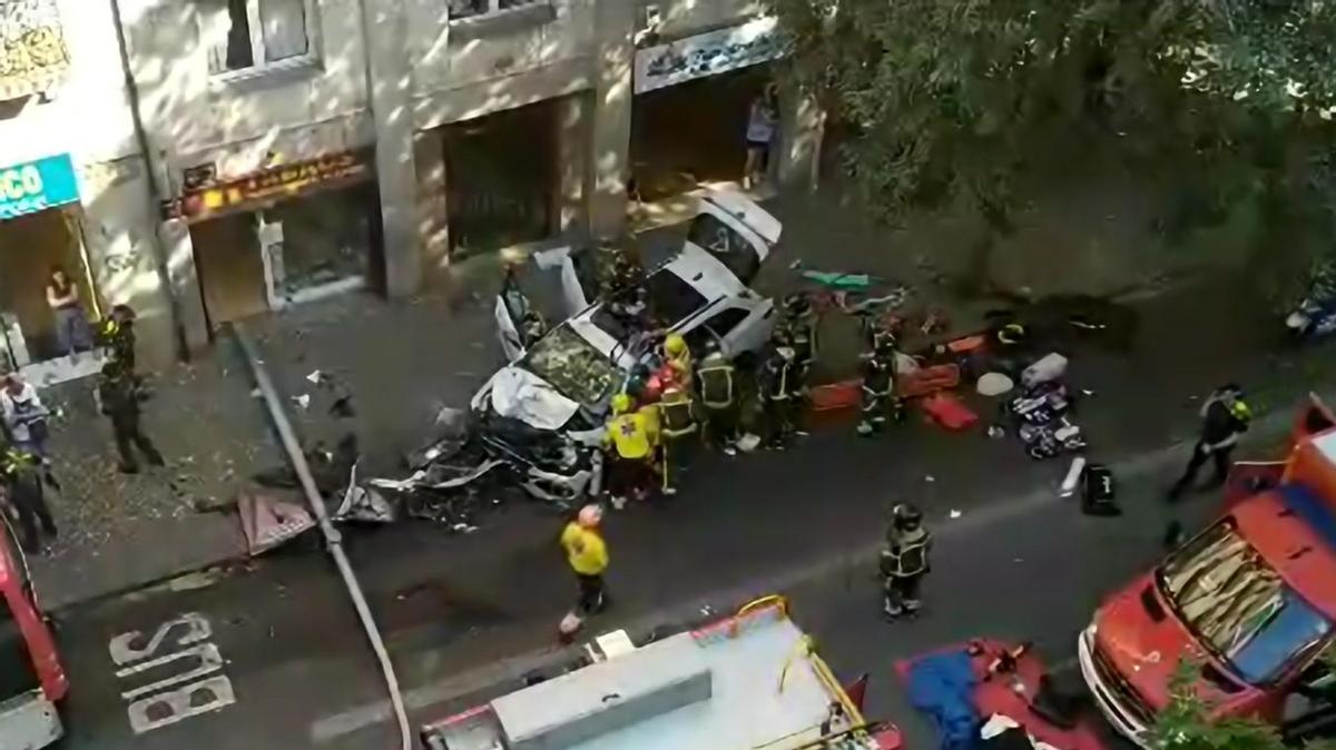 Accident al centre de Barcelona entre una moto, un cotxe i un autobús