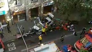 Accident al centre de Barcelona entre una moto, un cotxe i un autobús