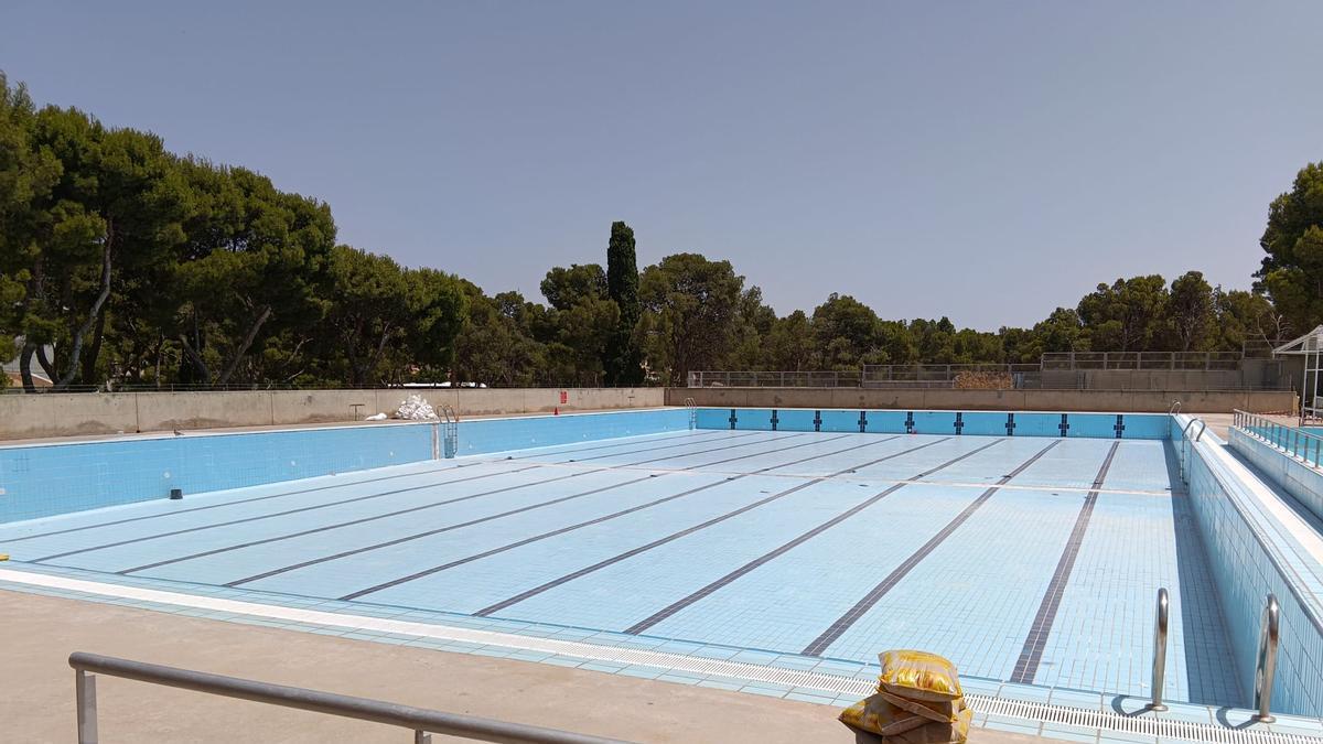 Sacos de arena junto al vaso principal de la piscina de Torrero con el inicio de los trabajos, este viernes.