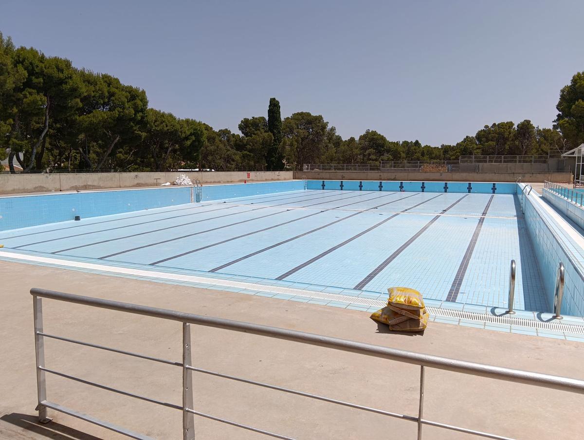 Sacos de arena junto al vaso principal de la piscina de Torrero con el inicio de los trabajos, este viernes.