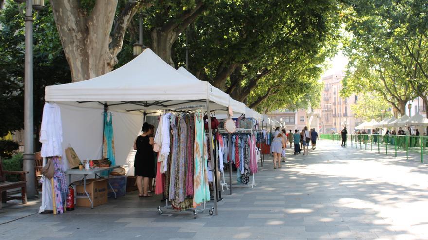 El &quot;Mercat Re(V)aixes&quot; omple de comerç la Rambla de Figueres