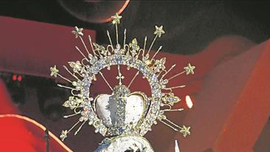 El obispo, más triste por la ‘virgen’ drag que por la tragedia del Spanair