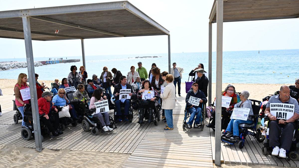 Protesta por el retraso en el baño asistido en las playas de Barcelona