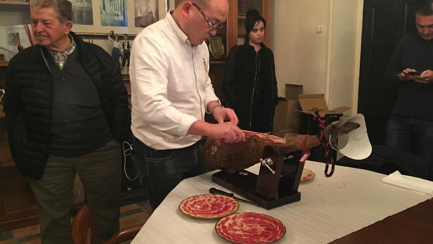 La gastronomía murciana viaja a China de la mano del cortador de jamón Yafei Wang