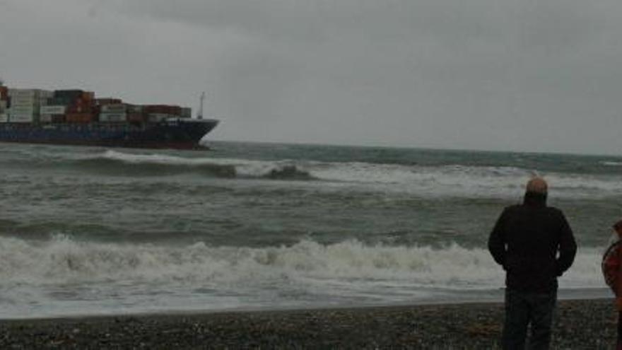 buque K Wave, encallado en las aguas de la playa Madrid, en el núcleo de población de Almayate, en Vélez-Málaga.