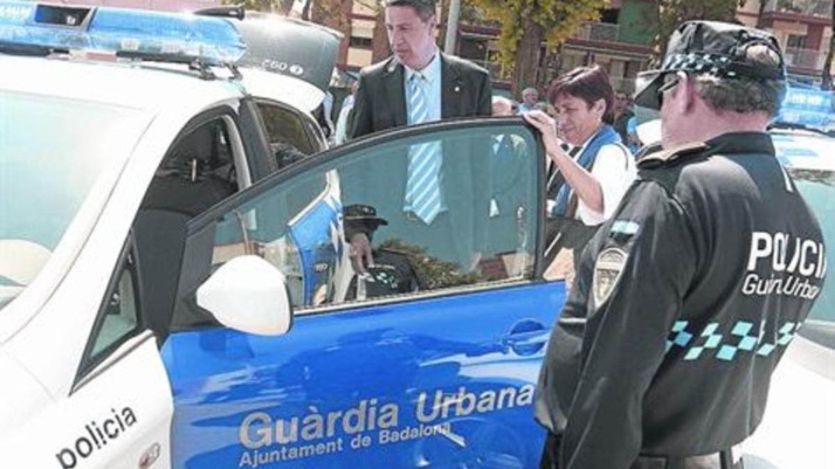 El alcalde Xavier García Albiol presenta nuevos coches de la Guardia Urbana de Badalona, en mayo del 2013.