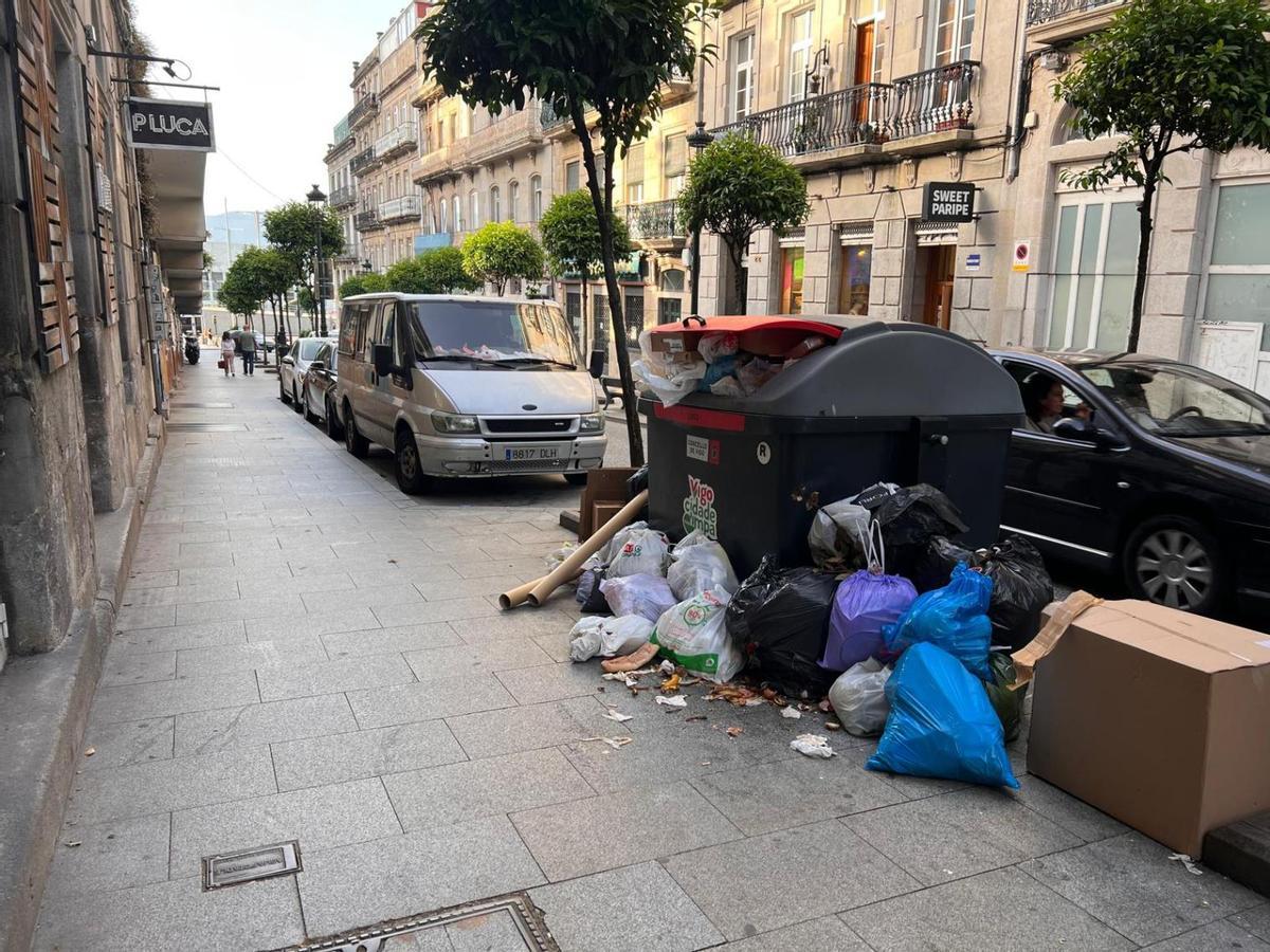 Las bolsas y desperdicios se acumulan en Vigo por la huelga de basura