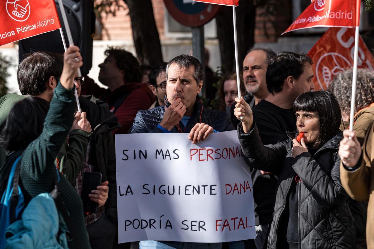 Varias personas durante la concentración en la sede de la Aemet en Madrid.