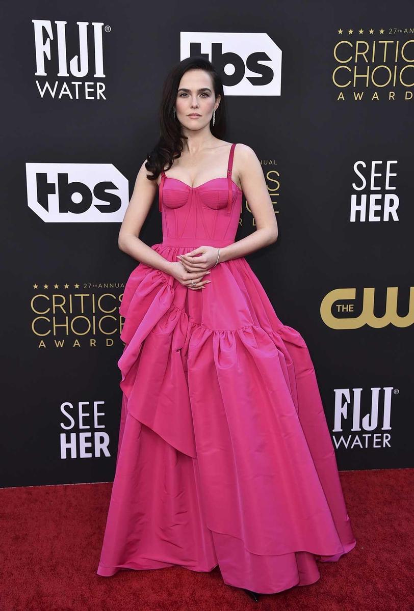 Zoey Deutch optó por el fucsia y los volúmenes