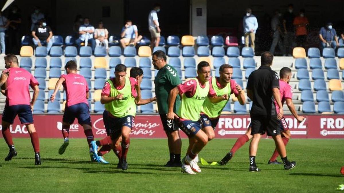 Calentamiento del Pontevedra antes de un partido de esta temporada en Pasarón.