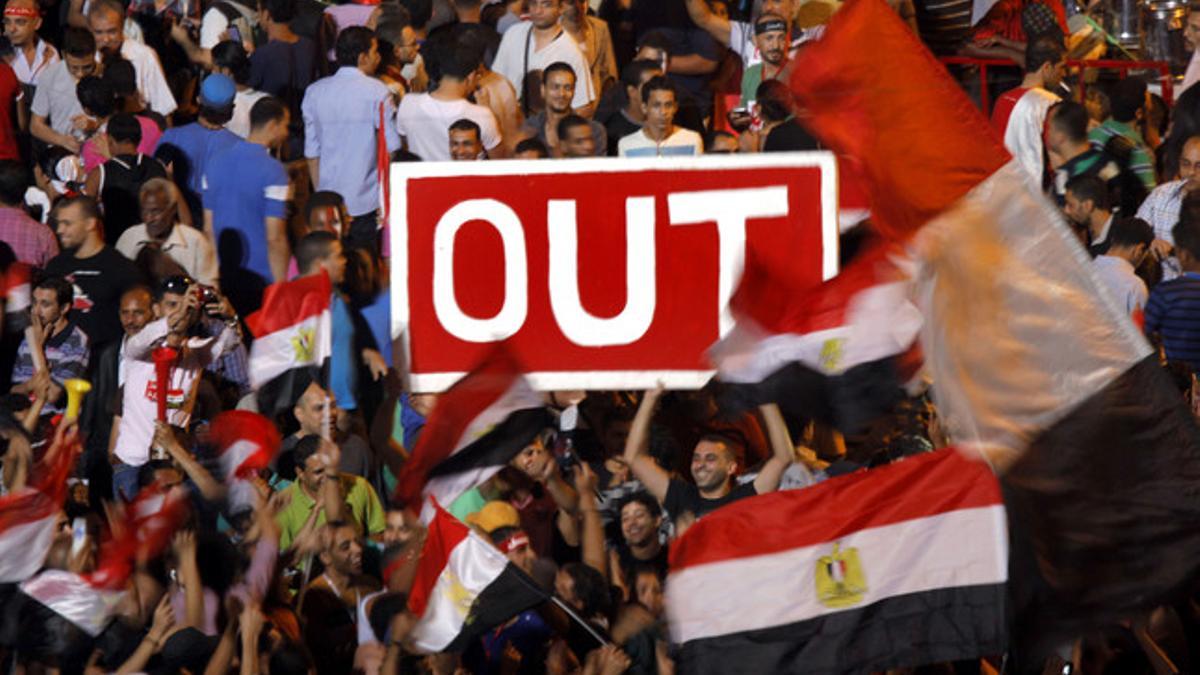 Ciudadanos egipcios reclaman la dimisión de Mursi, en la plaza Tahrir, el domingo.