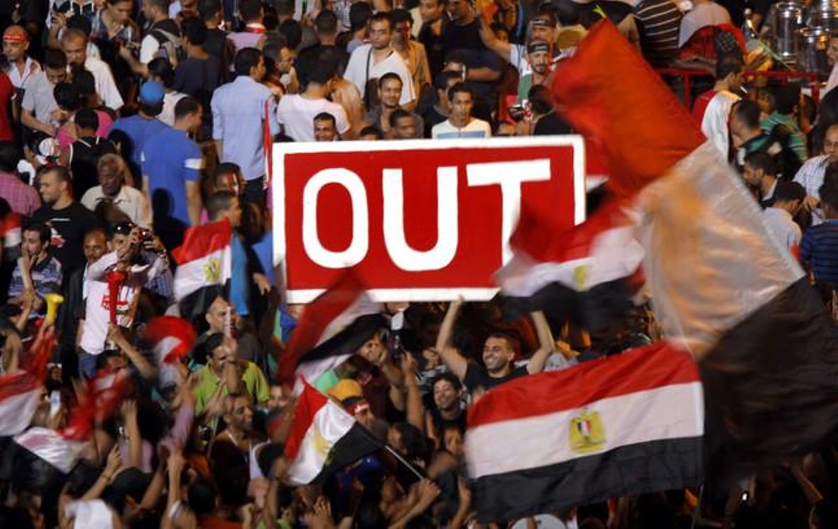 Ciutadans egipcis reclamen la dimissió de Mursi, a la plaça Tahrir, diumenge.