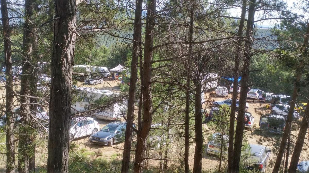 Centenares de coches en un campo de Querol, zona protegida, este sábado.