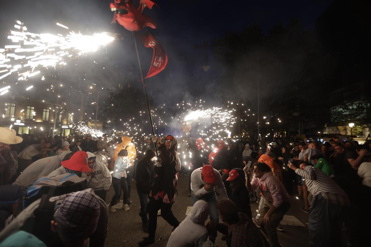 Los diables incendian el Passeig de Gràcia durante el correfoc de la Mercè.