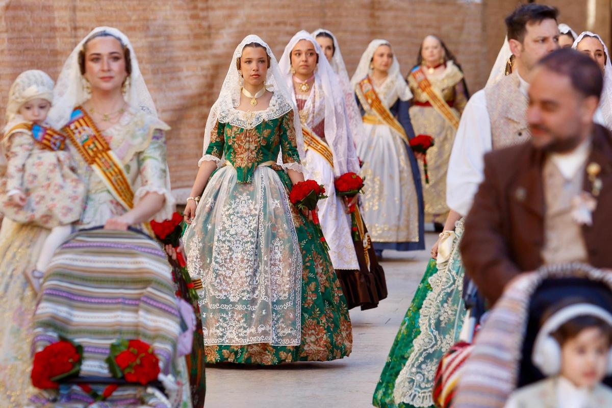 Una de las muchas comisiones que ayer desfilaron ante la virgen