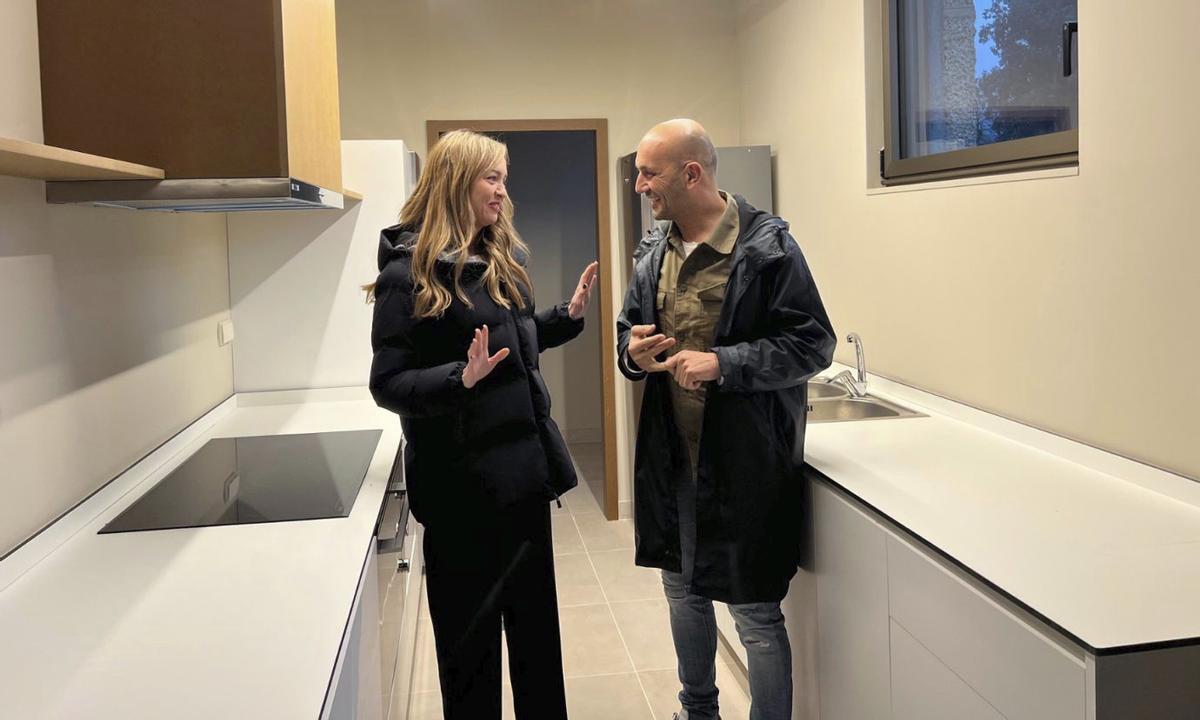 Fabiola García y Alejandro Lorenzo en la cocina de la Escuela Infantil de Pontellas, ayer.