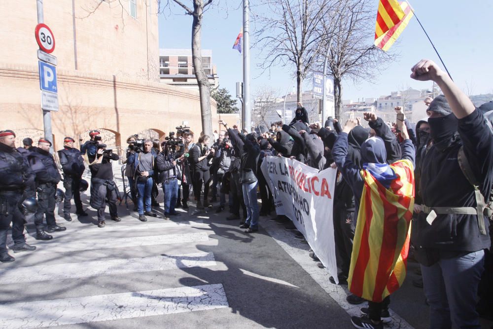 Els manifestants davant la seu de la Subdelegació del Govern espanyol