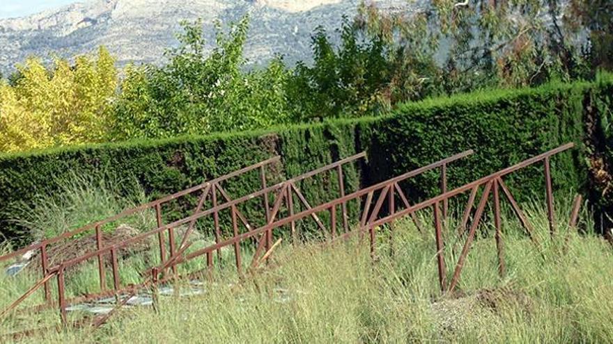 Propietarios de terrenos junto a la carretera de Gata sierran las vallas ilegales